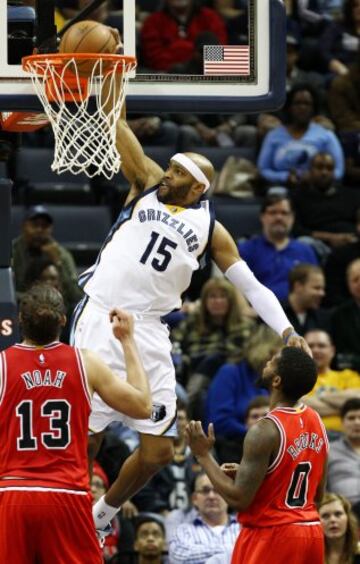 Vince Carter se cualega del aro.