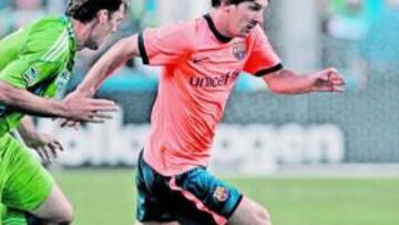 <b>DESBORDE. </b>Leo Messi supera a un jugador del Seattle, ayer, en la goleada azulgrana (0-4).