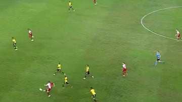 El delantero colombiano habilitó a su compañero argentino tras exigirse y no dar por perdido el balón.