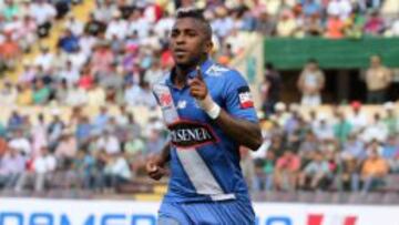 El jugador de Emelec de Ecuador Miller Bolaños celebra su segundo gol contra León de Huanuco de Perú, durante un partido de la primera fase de la Copa Sudamericana.