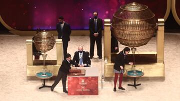 Dos de los niños de la residencia de San Ildefonso Salvador Constantin Roaan y Noura Akrouh cantan alguno de los premios durante la celebración del Sorteo Extraordinario de la Lotería de Navidad 2020 en el Teatro Real de Madrid (España), a 22 de diciembre de 2020.
22 DICIEMBRE 2020
Eduardo Parra / Europa Press
22/12/2020