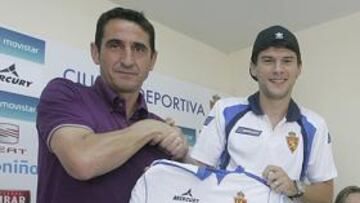 <b>PRESENTADO. </b>Manolo Jiménez y Cristian Sapunaru, ayer en la sala de prensa de la Ciudad Deportiva.