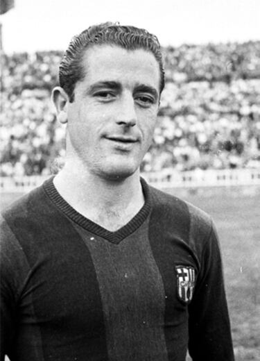 Jugó cuatro temporadas en el Sevilla desde 1940 a 1944. Vistió la camiseta del Barcelona dos temporadas entre 1944 y 1946. 