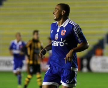 BOL01. LA PAZ (BOLIVIA), 17/03/2015.- El jugador Leandro Benegas de Universidad de Chile festeja su gol ante The Strongest hoy, martes 17 de marzo de 2015, durante un partido por la Copa Libertadores realizado en el Estadio Hernando Siles de La Paz (Bolivia). EFE/Martin Alipaz