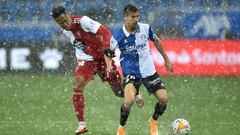 Renato Tapia presiona a Pere Pons durante el partido entre el Alav&eacute;s y el Celta en Mendizorroza.