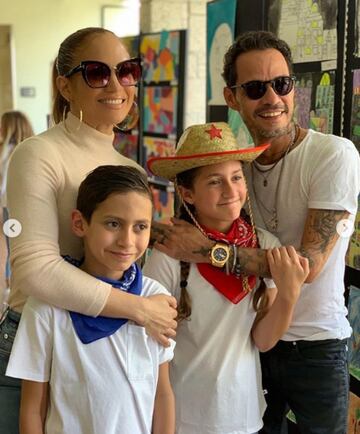 "¡Feliz Día del Padre, Flaco! Emme y Max te aman demasiado. Gracias por estos hermosos cocos. ¡Feliz Día del Padre!", fue lo que le escribió la cantante a su ex esposo, padre de sus hijos, Marc Anthony. 