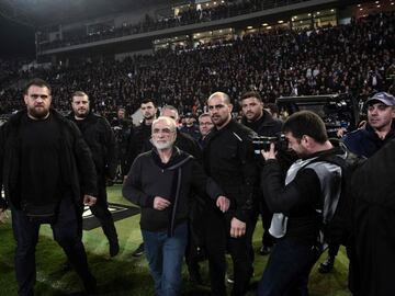 Ivan Savvidis, dueño del PAOK de Salónica, bajó al césped con un arma tras anular el árbitro un gol a su equipo en el tramo final del partido.