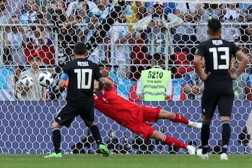 El astro argentino del Barcelona, una vez más le quedó a deber a la afición argentina al fallar un penalti que pudo cambiar la historia en el empate de la albiceleste contra Islandia.