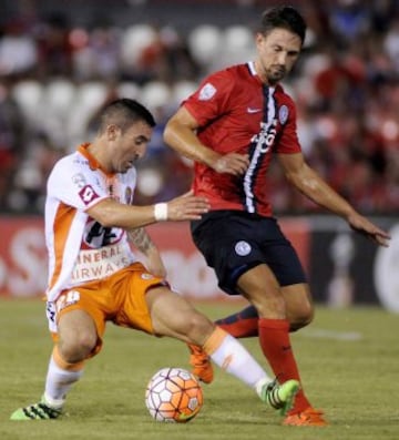 ASU08. ASUNCIÓN (PARAGUAY), 25/02/2016.- El jugador de Cerro Porteño de Paraguay Jonathan Santana (d) disputa el balón con Johan Fuentes (i) de Cobresal de Chile hoy, jueves 25 de febrero de 2016, durante un partido del grupo 8 de la Copa Libertadores disputado en el Estadio Defensores Del Chaco en Aunción (Paraguay). EFE/Andrés Cristaldo Benítez