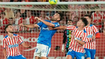 GIRONA, 11/06/2022.- El delantero del Tenerife Enric Gallego (2-i) cabecea un balón rodeado de jugadores del Girona, durante el partido de ida de la final de ascenso a LaLiga Santander disputado este sábado en el Estadio de Montilivi. EFE/David Borrat
