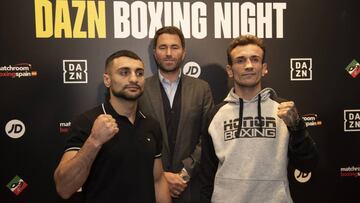 David Avanesyan y Jos&eacute; Del R&iacute;o posan delante de Eddie Hearn antes de su combate.