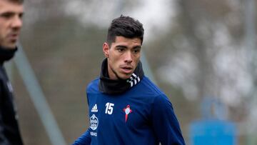 Lucas Olaza, con el bal&oacute;n, durante un entrenamiento del Celta en las instalaciones de A Madroa. 
 