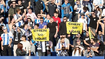 Algunos aficionados con las ya célebres pancartas del "Chen, Go Home".