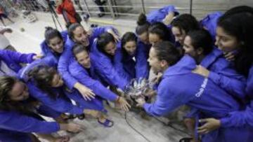 El CN Sabadell celebra el título.