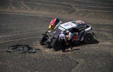 En la etapa 9, Sebastien Loeb y Daniel Elena han perdido toda opción de victoria. Rompieron en frontal de su coche al no ver un agujero. Perdieron más de siete horas en la clasificación general.