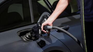 A customer refuels their vehicle at a Mobil gas station in Beverly Boulevard in West Hollywood, California, U.S., March 10, 2022. Picture taken March 10, 2022. REUTERS/Bing Guan