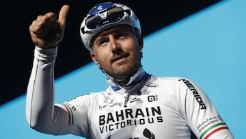 El ciclista italiano Sonny Colbrelli posa antes de tomar la salida en la Omloop Het Nieuwsblad 2022.