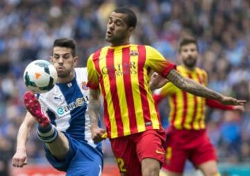 El delantero portugués del RCD Espanyol Luís Pizzi (i) lucha un balón con el defensa brasileño del FC Barcelona Dani Alves en el partido de la trigésima primera jornada de liga de Primera División disputado esta tarde en el estadio de Cornellá-El Prat. 