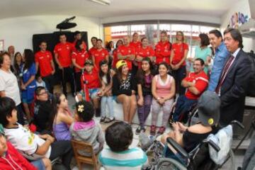 Los niños del Colegio "Con todo el Corazón" recibieron a la ministra y diversos deportistas.