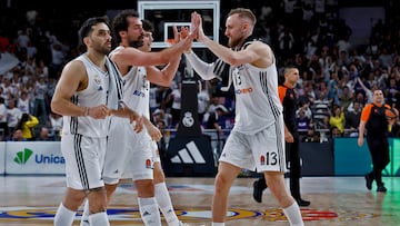 Dzanan Musa felicita a Sergio Llull el martes en el Movistar Arena con Facundo Campazzo y Hugo González al lado.