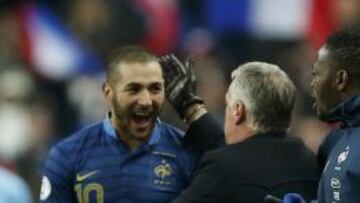Benzema recibe la felicitación de Deschamps.