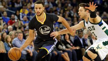 OAKLAND, CA - MARCH 18: Stephen Curry #30 of the Golden State Warriors drives toward the basket as Matthew Dellavedova #8 of the Milwaukee Bucks defends during the game at ORACLE Arena on March 18, 2017 in Oakland, California. Jamie Squire/Getty Images/AFP
== FOR NEWSPAPERS, INTERNET, TELCOS & TELEVISION USE ONLY ==
