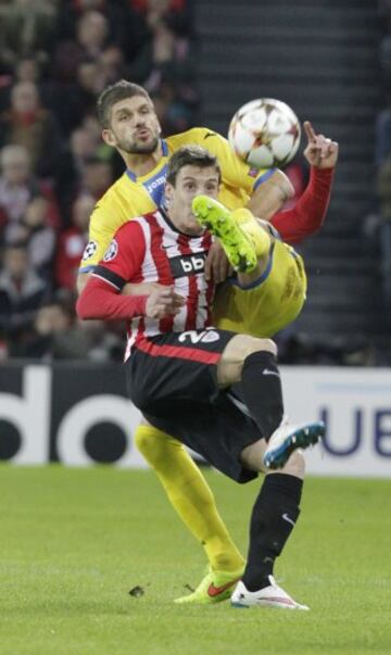 El delantero del Athletic Club Guillermo Fernández  lucha un balón con el centrocampista del Bate Borisov Evgeni Yablonski, durante el partido de la última jornada de la fase de grupos de la Liga de Campeones disputado esta tarde en el estadio de San Mamés.