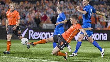 Klaas Jan Huntelaar of the Netherlands scores in an off side position past Igor Armas (R) of Moldova during their Euro 2012 soccer qualifier in Rotterdam October 7, 2011.  REUTERS/Michael Kooren  (NETHERLANDS - Tags: SPORT SOCCER)