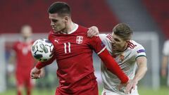 Luka Jovic, delantero internacional del Real Madrid, protege un bal&oacute;n ante la presi&oacute;n de Siger en el Hungr&iacute;a-Serbia de la Liga de Naciones.