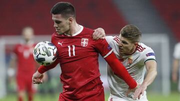Luka Jovic, delantero internacional del Real Madrid, protege un balón ante la presión de Siger en el Hungría-Serbia de la Liga de Naciones.