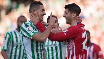 Morata se ríe irónicamente por la acción en la que pidió penalti de Feddal, que lo niega, en el último Betis-Atlético.