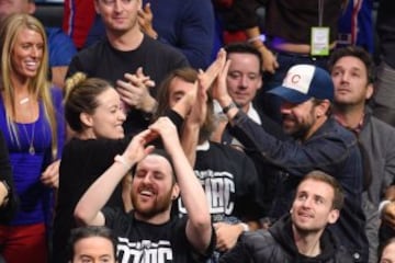 Olivia Wilde, Will Forte y Jason Sudeikis celebran una acción de los Clippers.