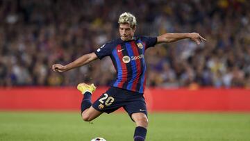 BARCELONA, SPAIN - OCTOBER 12: Barcelona's midfielder Sergi Roberto in aciton during the UEFA Champions league football match between FC Barcelona vs Inter Milan at the Camp Nou stadium in Barcelona on October 12, 2022. (Photo by Adria Puig/Anadolu Agency via Getty Images)