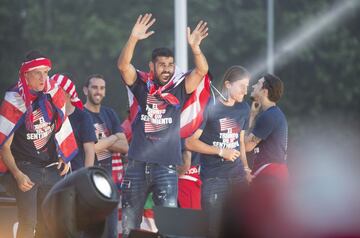 Atlético toast twin triumphs with their people at Neptuno