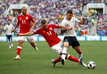 Henrik Dalsgaard compite por el balón con Lucas Hernández.