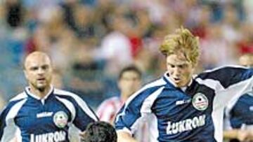 <b>SIN ACIERTO. </b>Ibagaza intenta marcharse de un rival. El Atlético no estuvo nada acertado.