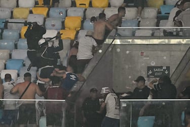 Policías brasileños se enfrentan con hinchas del Club Atlético Lanús durante el partido de vuelta de los cuartos de final de la Copa Sudamericana frente al Fluminense Football Club en el Estadio Maracaná de Río de Janeiro.