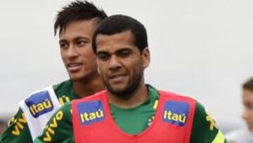 Alves: “Neymar es de los pocos jugadores tocados por Dios”