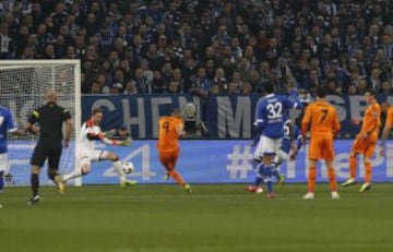 0-1. Benzema anota el primer tanto.