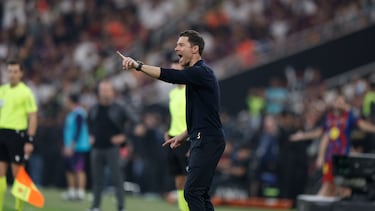 YEDA (ARABIA SAUDÍ), 11/01/2026.- El entrenador del Real Madrid, Xabi Alonso, durante la final de la Supercopa de España entre el FC Barcelona y el Real Madrid, este domingo en el estadio Ciudad Deportiva del Rey Abdalá de Yeda (Arabia Saudí). EFE/ Kai Försterling