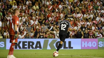 GRAF7809. MADRID, 19/08/2018.- El delantero portugués del Sevilla FC André Silva (d) celebra su tercer gol frente al Rayo Vallecano, durante el partido de la primera jornada de Liga en Primera División que se juega esta tarde en el es