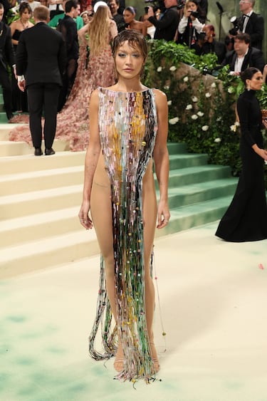 La cantante y actriz, Rita Ora, con un diseño de flecos creado por Marni.