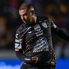 Edwin Cardona deja Pachuca con futuro incierto en Monterrey