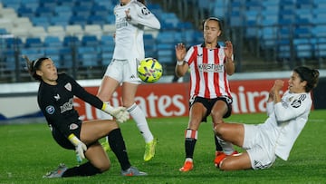 MADRID, 13/01/2026.- La guardameta del Athletic Club, Adriana Nanclares (i), detiene el remate de la atacante del Real Madrid, Alba Redondo, durante el encuentro correspondiente a la jornada 17 de la Liga F que disputan hoy martes Real Madrid y Athletic Club en el estadio Alfredo Di Stéfano, en Madrid. EFE / Juanjo Martín.