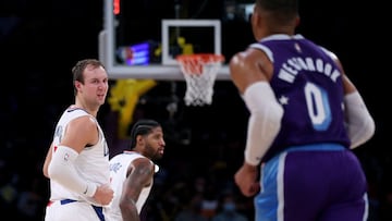 Kennard dinamita el derbi angelino con dos triples