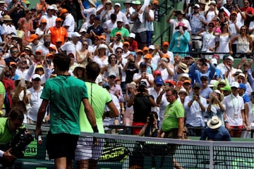 Una nueva final entre dos de las raquetas más fascinantes de todos los tiempos. Hoy ganó Federer bajo un sol de justicia en Miami. Nadal tuvo sus oportunidades de romper el servicio del suizo pero no lo consiguió. A pesar de eso, dejó una muy buena impresión. Veremos lo que pasa cuando llegue el momento de jugar en tierra batida. Aquí el resumen del partido en fotos.