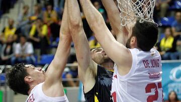 GRAF9621. LA LAGUNA(TENERIFE) (ESPAÑA), 11/03/2018.- El jugador del iberostar Tenerife Mike Tobey (c), pelea un balón con los jugadores del Tecnyconta Zaragoza, Alex Súarez (i) y Nicolas de Jong, durante el partido de baloncesto de la