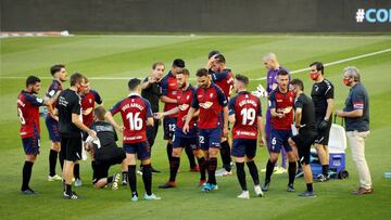 GRAF1677. PAMPLONA (NAVARRA), 19/07/2020.- Los jugadores de Osasuna en el minuto de hidratación durante el partido correspondiente a la última jornada de primera división que disputan esta noche frente al Mallorca en el estadio de El