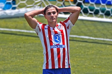 Julin ?lvarez se lleva las manos a la cabeza tras una ocasin fallada.