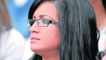 <b>Morenaza. Bética. Sufridora. </b>¡Hmmm! Se pasó por el Lopera dispuesta a ver un triunfo de su equipo, pero la cosa acabó en empate porque Osasuna no se dejó. Camacho la descubrió en la grada y casi desfalleció: estuvo a punto de quitar al portero para darle una alegría, pero resistió. Morenaza. Bética. Sufridora. La alegría de Heliópolis.